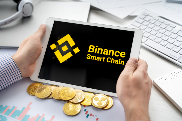 Binance Smart Chain открыт на экране планшета.