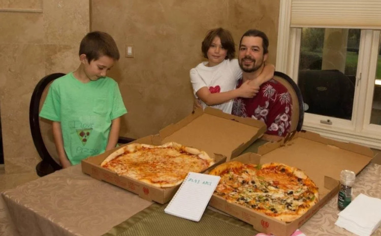 Ласло Хейниц кушает две пиццы с детьми.