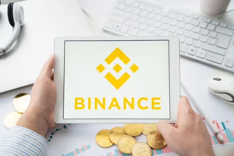 Логотип биржи Binance открыт на планшете.
