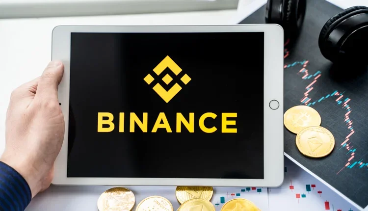 Криптовалютная биржа Binance открыта на экране планшета.