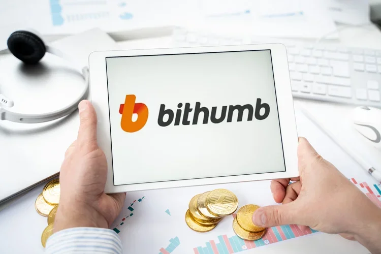 Ктиптовалютная биржа Bithumb Global открыта на экране планшета.