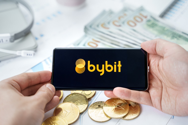 Криптовалютная биржа Bybit открыта на экране смартфона.