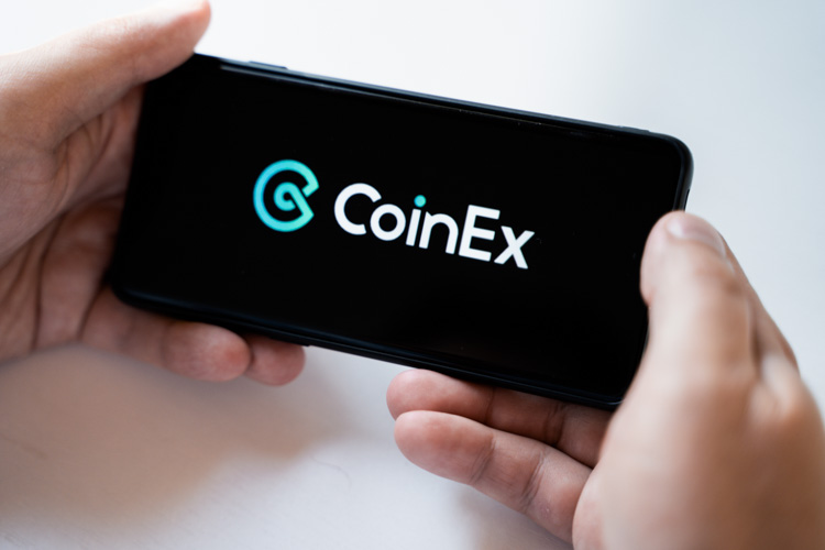 Криптовалютная биржа CoinEx открыта на смартфоне.
