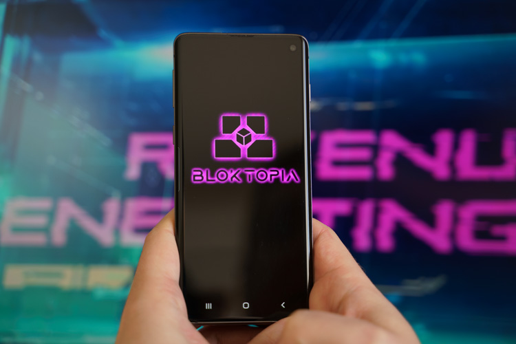Метавселенная Bloktopia открыта на экране смартфона.