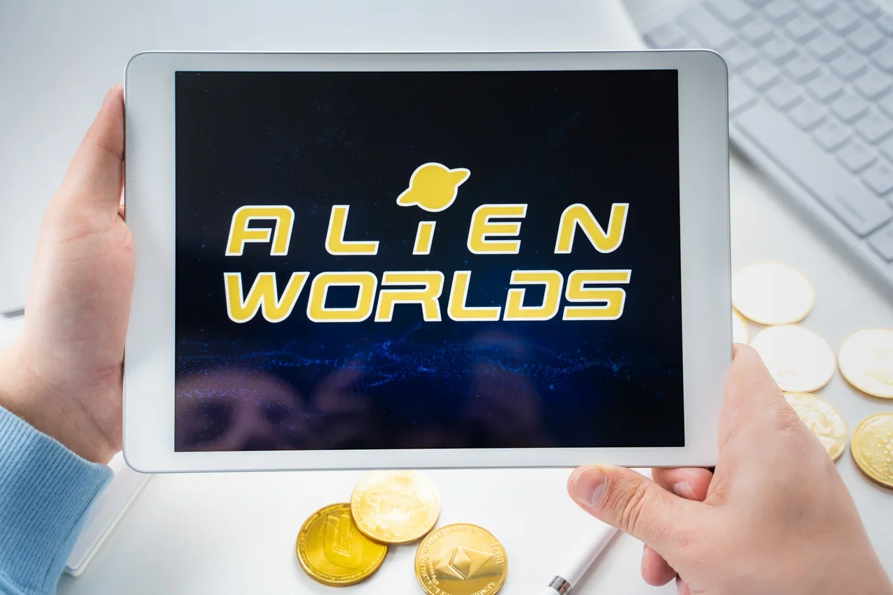 Игра Alien Worlds открыта на планшете.