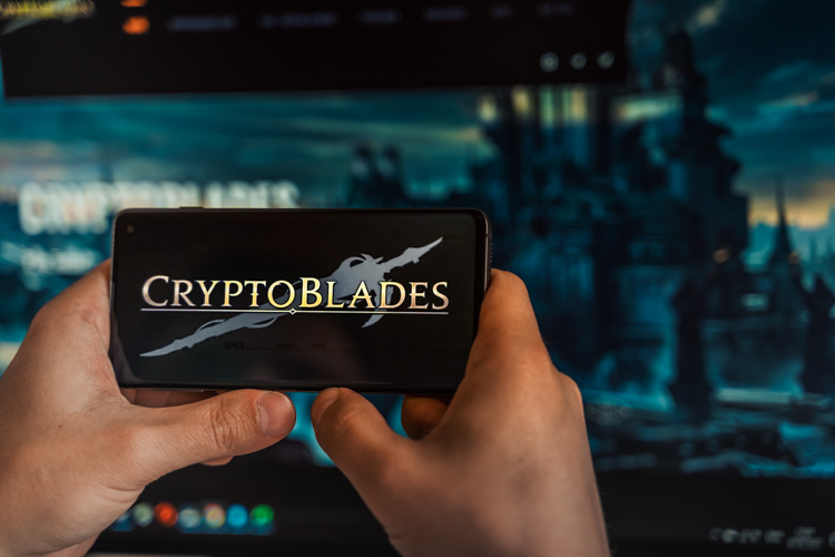 Игра CryptoBlades открыта на смартфоне и компьютере.