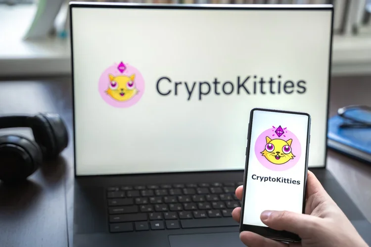 Игра CryptoKitties открыта на экранах смартфона и ноутбука.