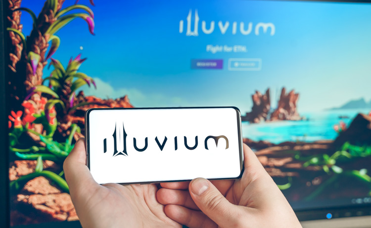 Игра Illuvium открыта на экране смартфона.
