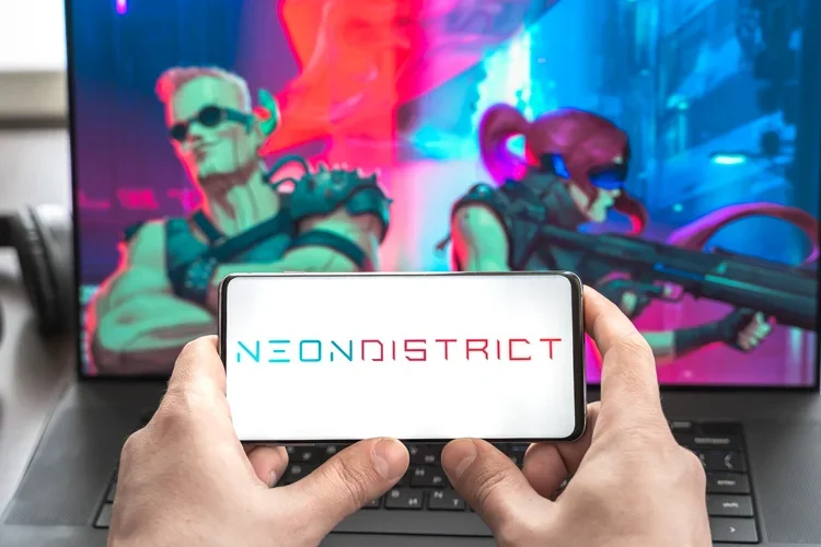 Надпись Neon District открыта на фоне кадра из игры.