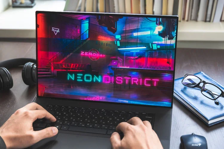 Геймер рубится в Neon District на ноутбуке.