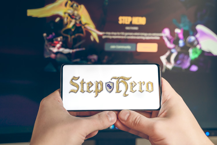 Игра Step Hero открыта на экране смартфона.