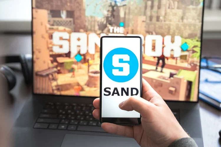 Токен SAND используется в игре со смартфона.