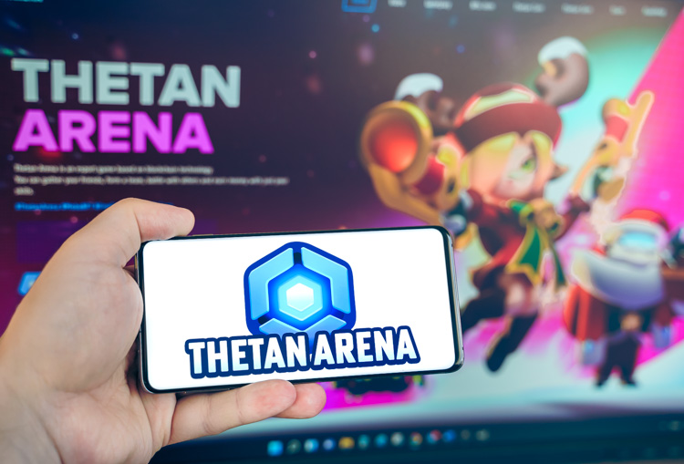 Игра Thetan Arena открыта на экране.