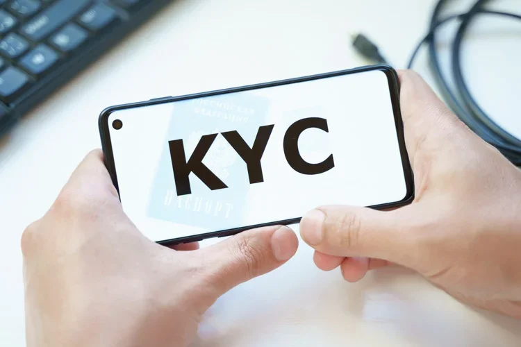 KYC открыта на экране смартфона в криптовалюте.