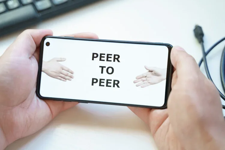 Peer to Peer открыт на экране смартфона.