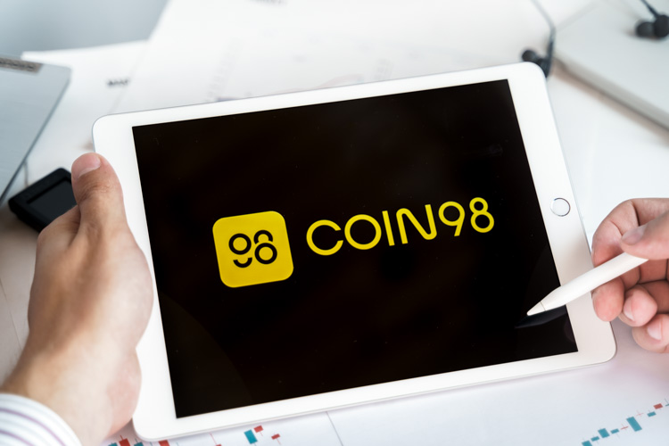 Криптовалюта Coin98 открыта на экране планшета.