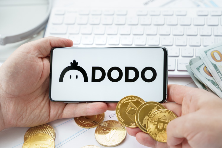 Криптовалюта DODO открыта на экране смартфона с монетами.
