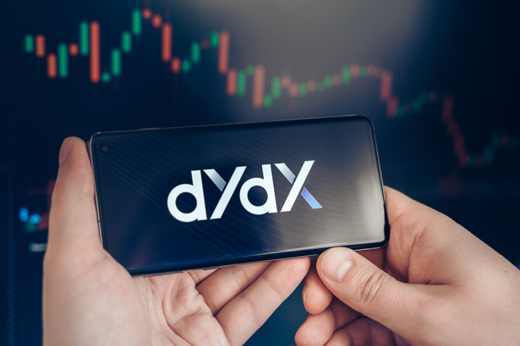 Криптовалюта DYDX открыта на экране смартфона.