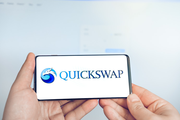 Криптовалюта QuickSwap открыта на экране.