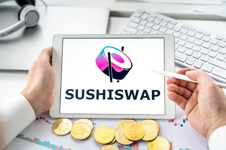 Биржа SushiSwap открыта на экране планшета.