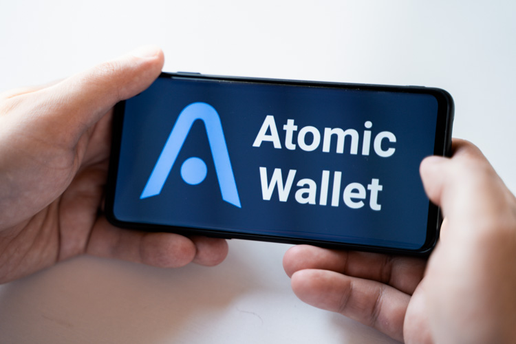 Криптовалютный кошелек Atomic Wallet открыт на смартфоне.