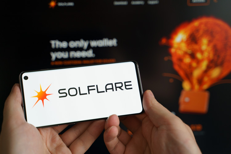 Кошелек Solflare открыт на экране.