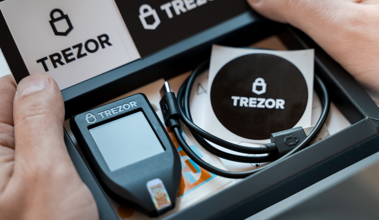 Холодный кошелек Trezor Model T подойдет для XRP.