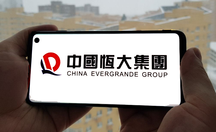 Логотип Evergrande Group открыт на экране смартфона.
