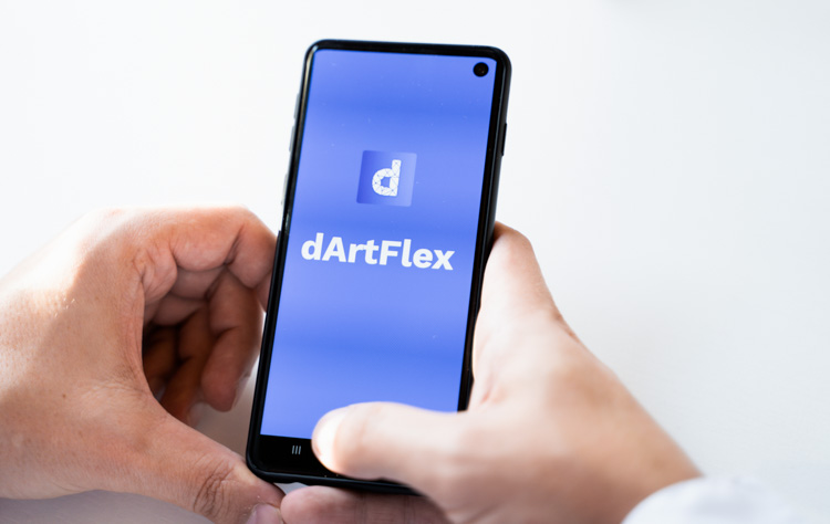 NFT маркетплейс dArtFlex открыт на экране смартфона.