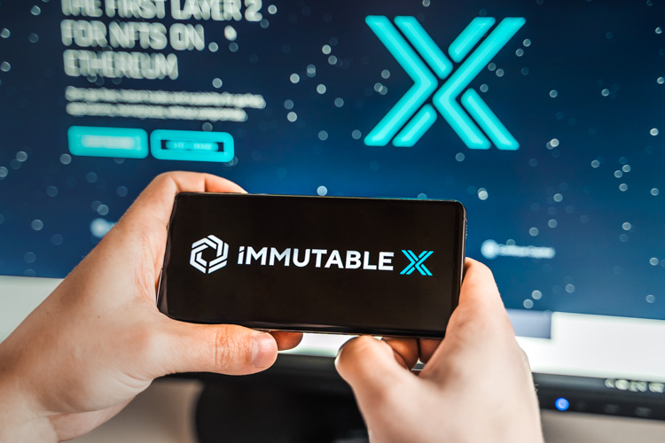 Криптовалюта Immutable X открыта на экране смартфона.