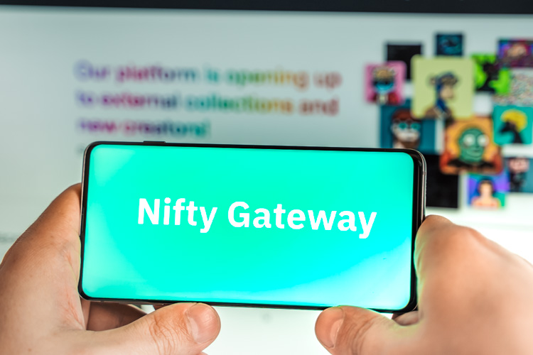 Nifty Gateway открыта на экране смартфона.