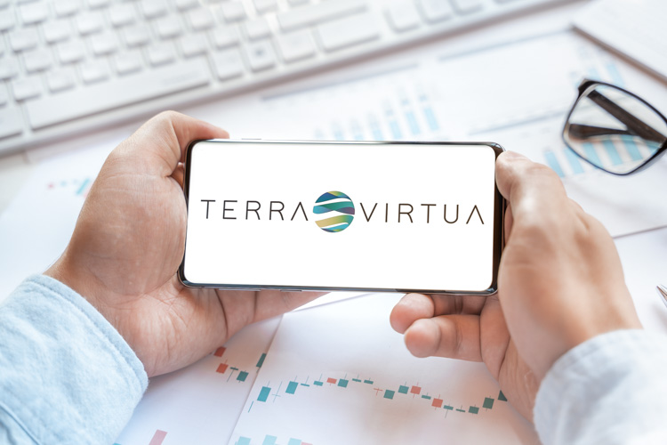 Криптовалюта Terra Virtua открыта на экране смартфона.